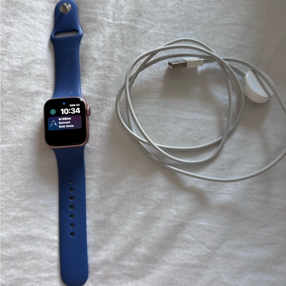 Apple Watch Series 5 40mm Gold Aluminum - Sport Band + gold bracelet band - Picture 2 of 6